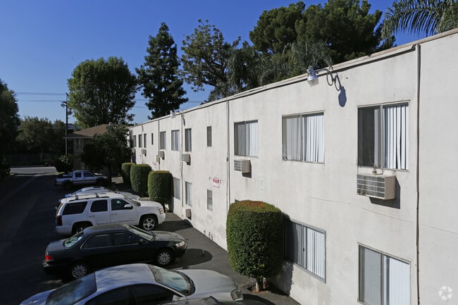 Primary Photo - Courtyard Apartments