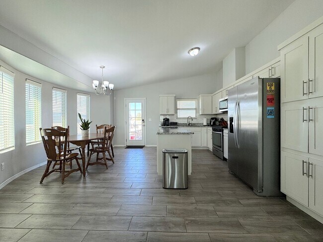 Building Photo - Beautiful 3 Bed 2 Bath with Refrig A/C!