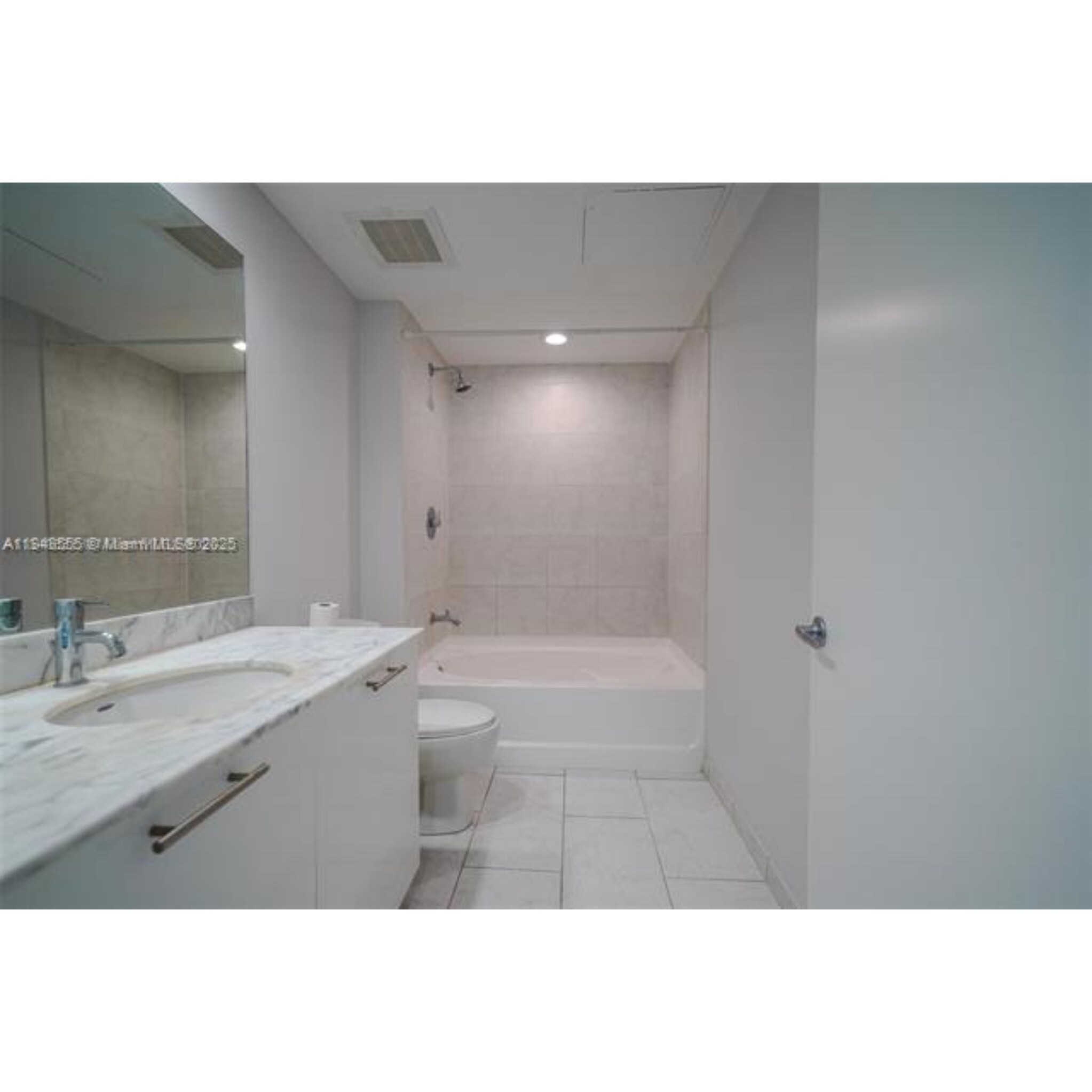 Building Photo - 950 Brickell Bay Dr