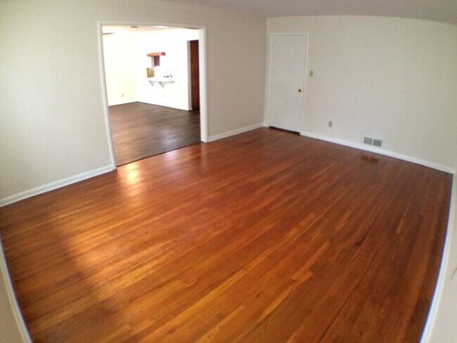 Building Photo - Charismatic 3 Bed 2 Bath Home!