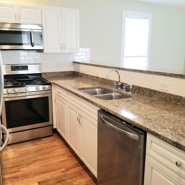 Building Photo - Available 8/1. Beautiful 3 BR/2 BA Home in the Heart of Downtown Charleston!