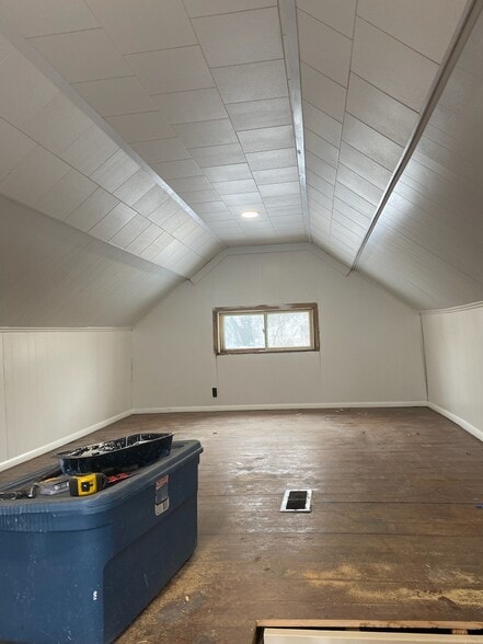 Upstairs space- for master or playroom/bedroom/office/workout space - 90 Lewis St