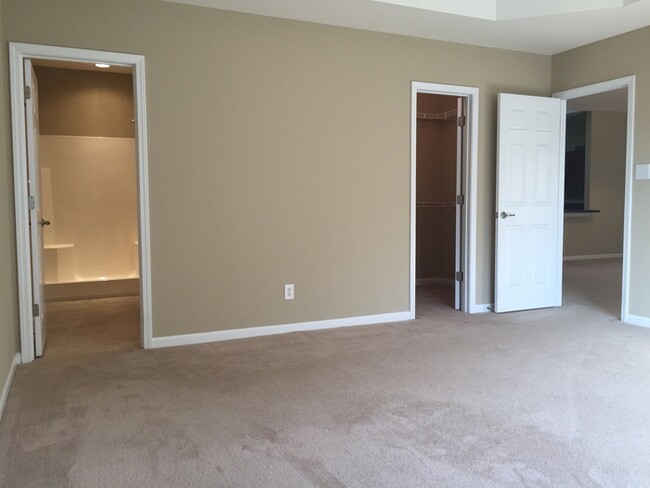 Building Photo - 2 bed, 2 bath, 2 car garage, ranch style t...