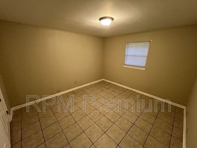Building Photo - 3280 Crestaire Dr