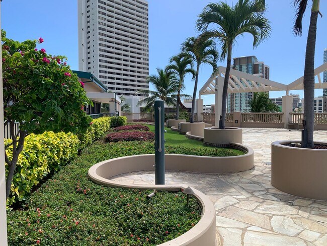 Building Photo - Fully Furnished 1 Bed-1BathPet Friendly Un...