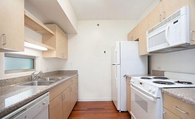 Building Photo - 425 W Beech St