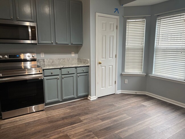 Building Photo - Renovated 3 Bed | 2.5 Bath Townhouse in No...