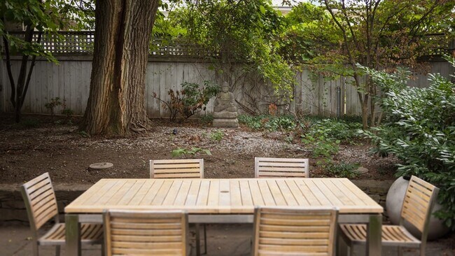 Building Photo - 17 Willow St