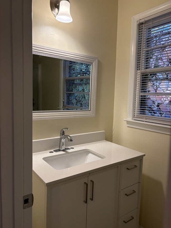 Building Photo - 45 Elm St