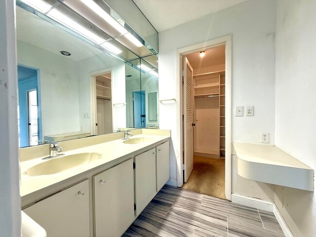 Building Photo - 5670 Piping Rock Dr
