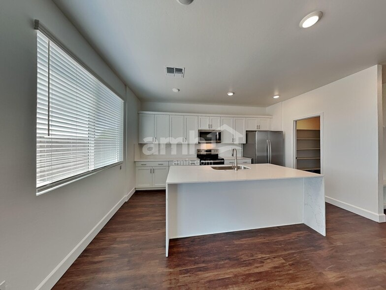 Building Photo - 17149 W Lawrence Ln