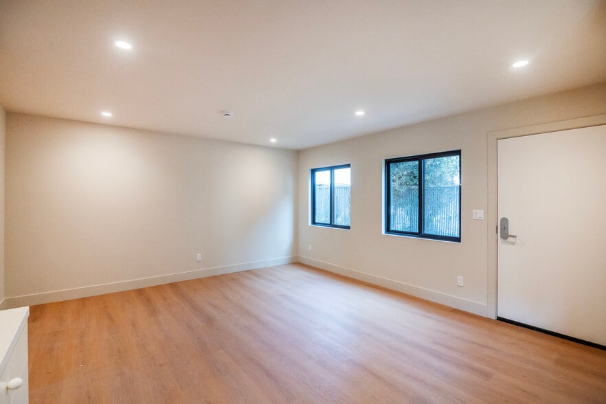 Building Photo - 4541 1/2 Melbourne Ave