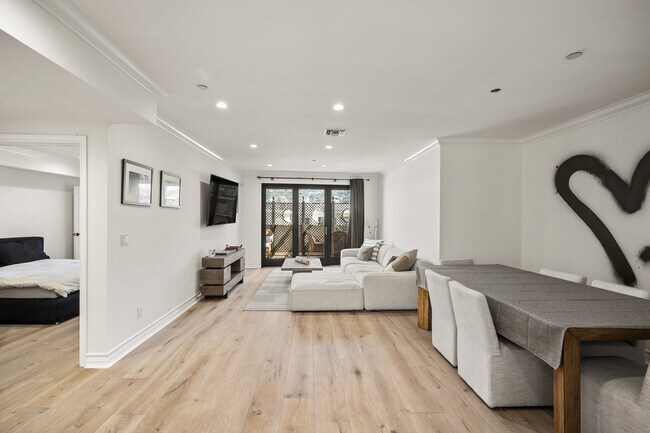 Building Photo - 122 N Clark Dr