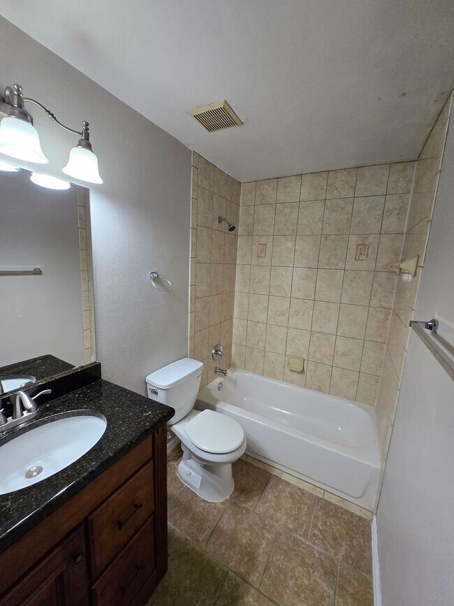 Building Photo - 2 Bedroom 2 Bath Condo