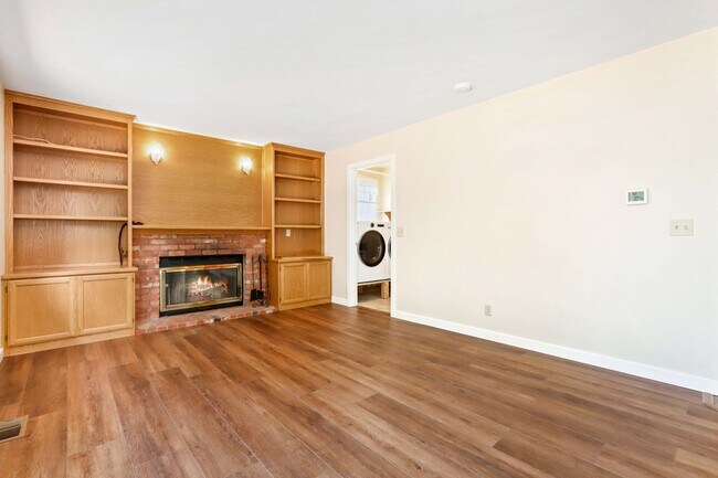 Building Photo - 2535 Jones Ave NE