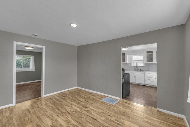 Building Photo - Beautiful and Bright 2 Bedroom 1 Bathroom Home in Murray!!