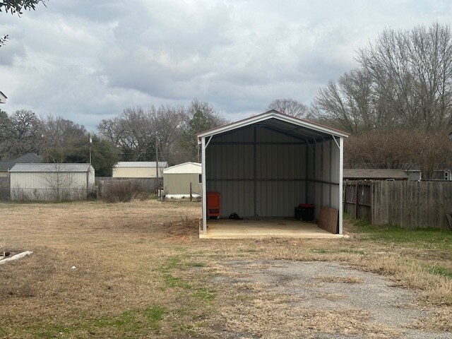 storage/garage building - 16163 Carole Dr