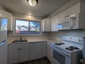 Building Photo - Newly Renovated 2-Bedroom, 1.5-Bath Apartm...