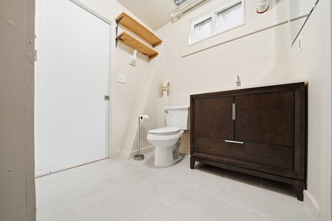 Building Photo - Three bedroom and Two Bathroom home in Portland Heights! Gourmet Kitchen and incredible natural L...