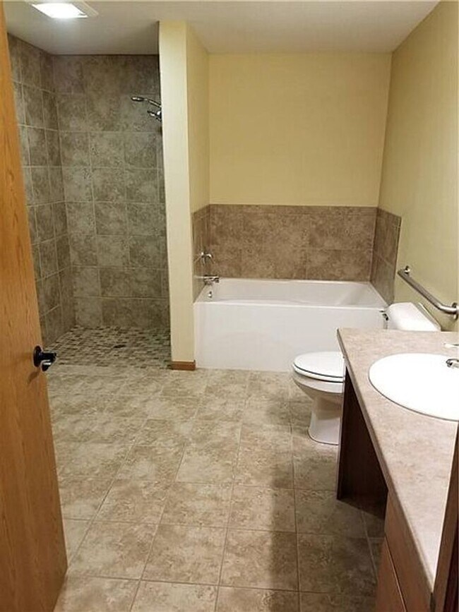Building Photo - 5557-5559 Cyndi Court