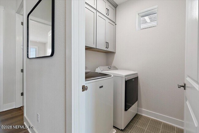 Building Photo - 459 Crestview Dr