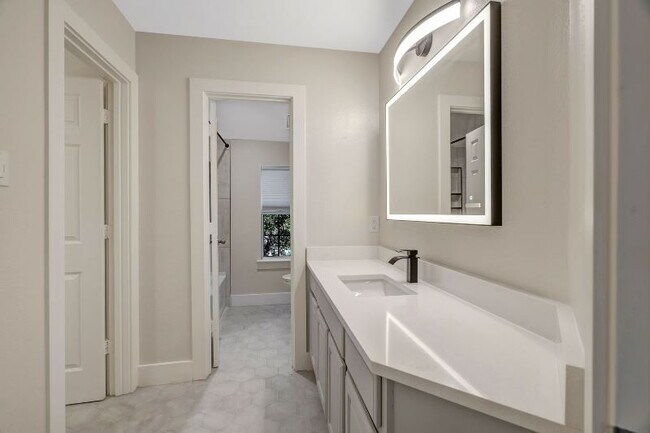 Building Photo - "Stunning 4-Bedroom, 2.5 Bath Oasis with P...