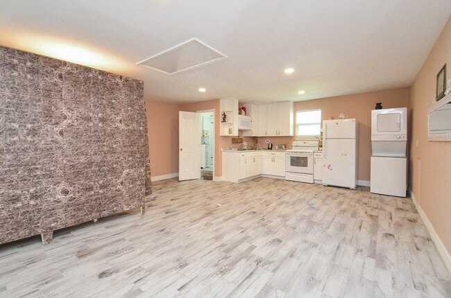 Building Photo - 9606 Highmeadow Dr