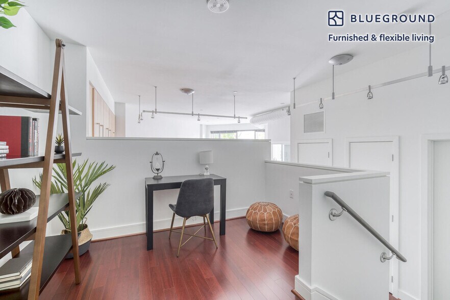 Building Photo - 8210 Crestwood Heights Dr
