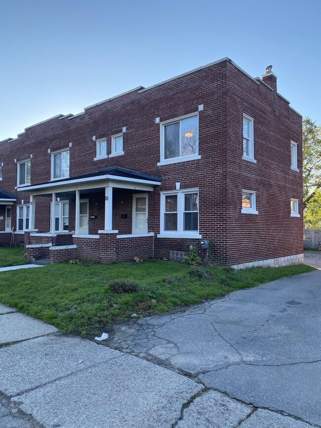 Building Photo - 99 W Rundell St