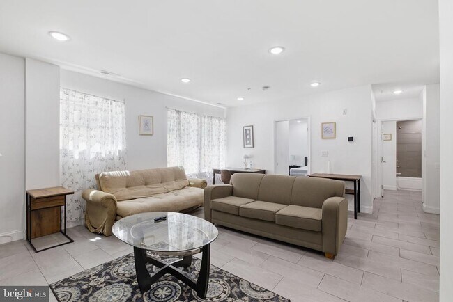 Building Photo - 925 N Broad St