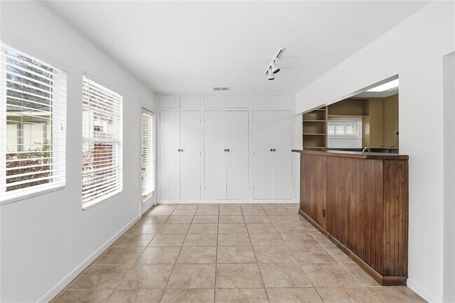 Building Photo - 2007 Montclaire St