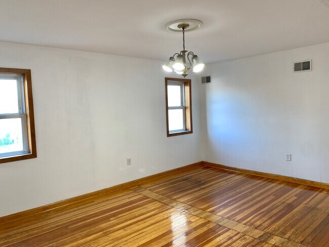 Building Photo - 427 Warren St