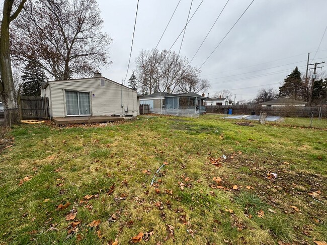 Building Photo - 3 Bed, 1 Bath Ranch with Basement and Atta...