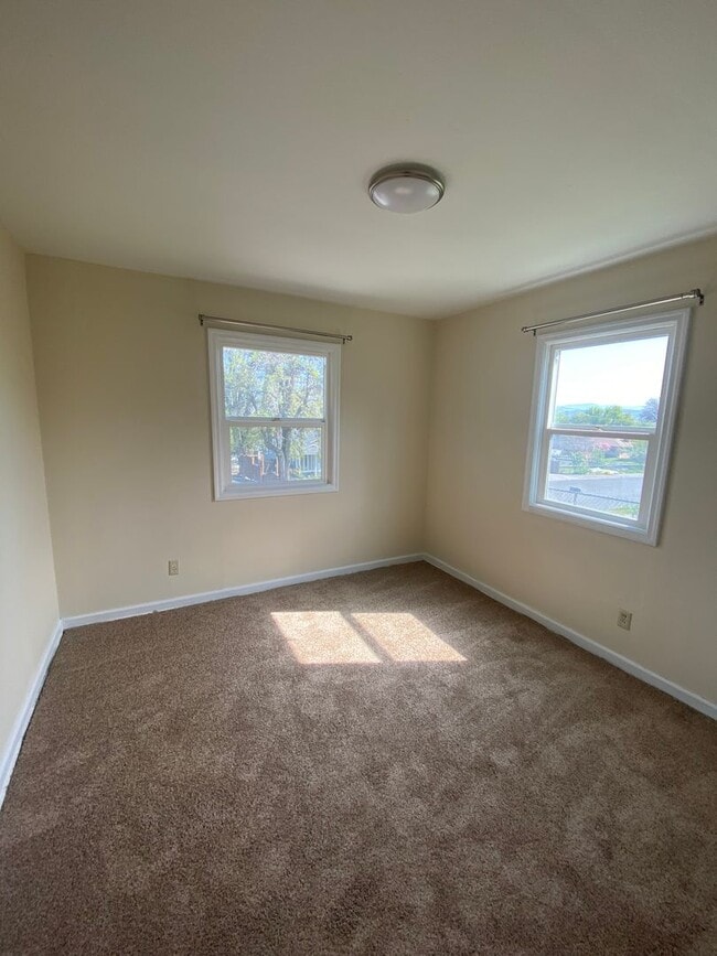 Building Photo - Charming 2 Bedroom 1 bath House! Large Bac...