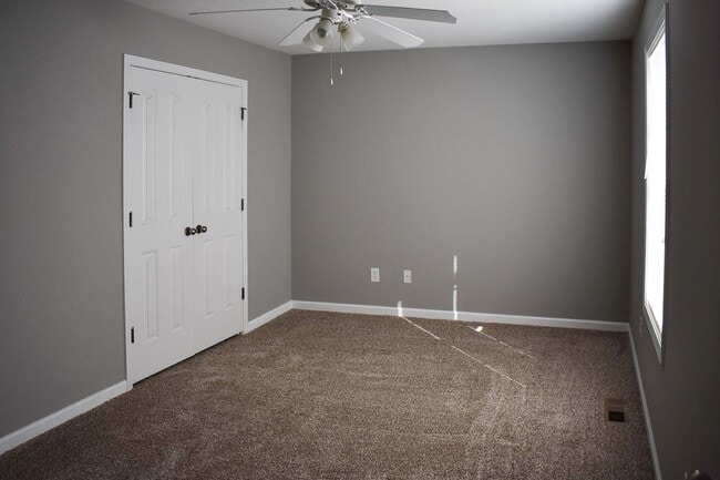 Building Photo - Knoxville 37918 - 2 bedroom 1.5 bath townhouse - call Jean Chung 865-386-1022