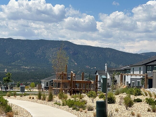 Building Photo - Low-Maintenance Living with the Best View in the Neighborhood
