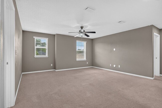 Building Photo - Large 4 bedroom home in Oakleaf