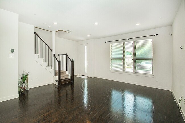 Building Photo - 432 Texas Dr