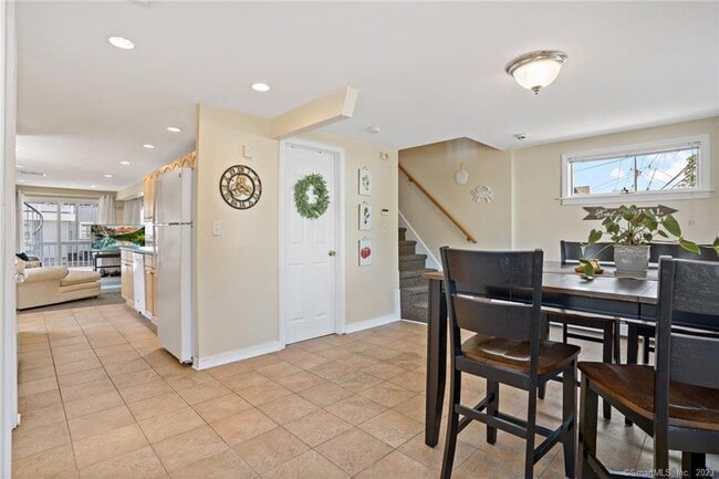 Building Photo - 210 Broadway