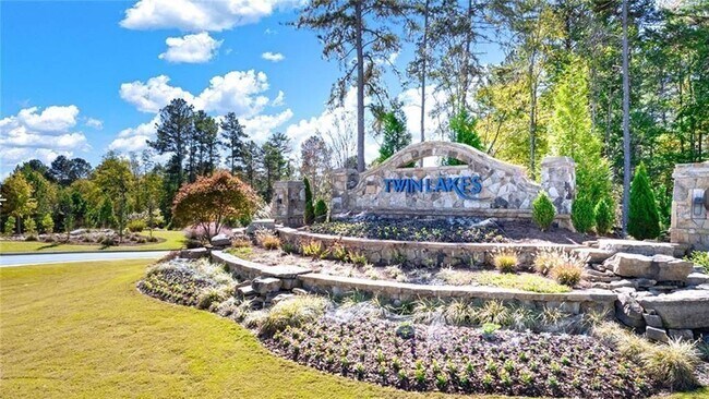 Building Photo - 166 Champlain Rd