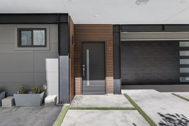 Building Photo - 851 N Alta Vista Blvd