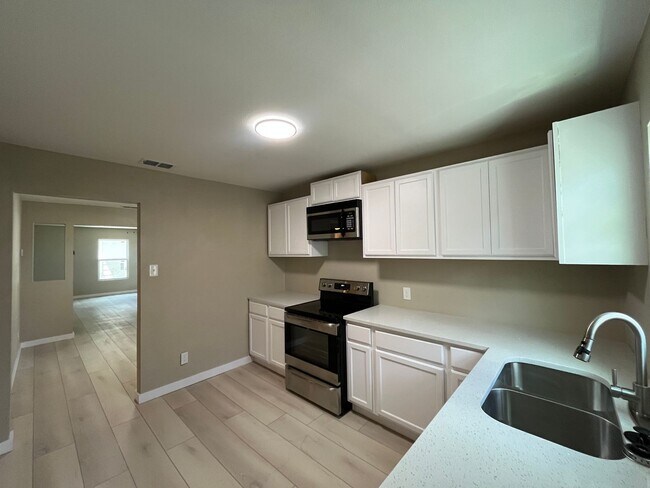 Building Photo - Remodeled 3 Bedroom 2 Bath Home