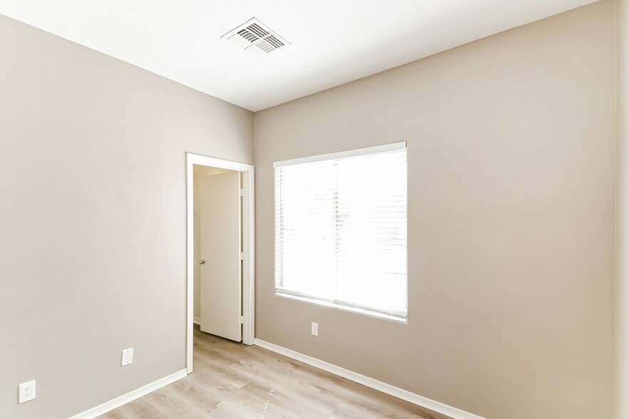 Building Photo - 327 N 76th Pl