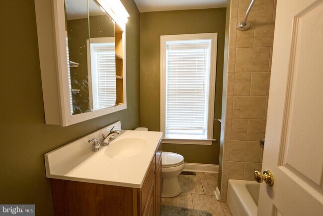 Building Photo - 423 N Orange St