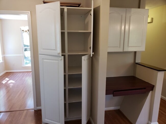 Building Photo - Large Home on Dead End street