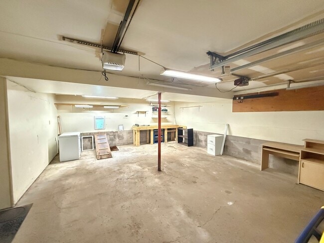 Building Photo - 4 bed house Gananda | HUGE OFFICE | GARAGE...