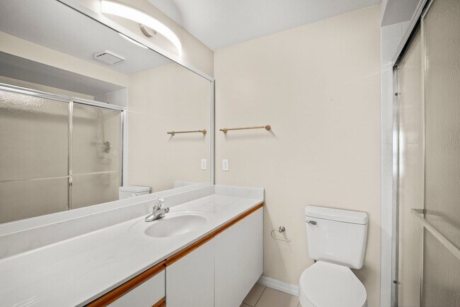Building Photo - Stunning 2 beds 2 baths condo with lake vi...