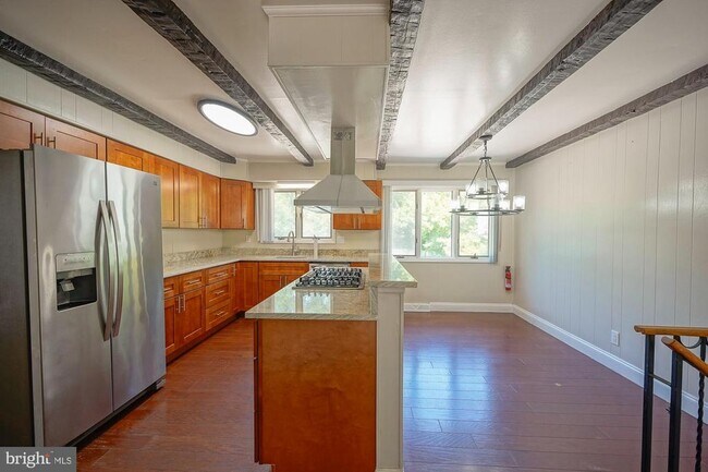 Building Photo - 701 Crestbrook Ave