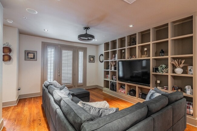 Building Photo - 6350 Oriole Dr