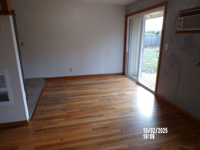 Building Photo - Charming home